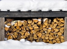 Drewno powinniśmy przechowywać na powietrzu. Najlepiej sprawdzają się otwarte, ale zadaszone wiaty