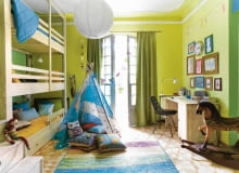 PO ZMIANIE. Do pokoju zamiast trzech oddzielnych łóżek, wprowadzono jedno trzypoziomowe. Dzięki temu na środku pokoju pozostało dużo wolnego miejsce do zabawy. Można na przykład ustawić namiot albo pobujać się na pięknym koniku na biegunach. Przez drzwi balkonowe wpada dużo światła. Zdobiące je zasłony są o kilka tonów ciemniejsze niż ściany. Roma Gąsiorowska, pokój dziecięcy
