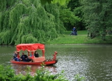 Jedną z atrakcji w parku jest przejażdżka gondolą. Jedną z atrakcji w parku jest przejażdżka gondolą.