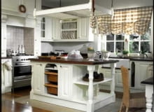 <B>Kuchnia urządzona w stylu prowansalskim musi mieć dużo drewna, neutralne barwy, łagodne światło. Tak wyczarujesz atmosferę jak w Prowansji.</B> </BR> Królowa wnętrza - bukowa wyspa z kolumienkami. W dekoracyjnej kracie zawieszonej na kutych łańcuchach ukryto halogenowe oświetlenie. Zamiast dwóch półek - wiklinowe kosze, w których przechowuje się owoce. Na podłodze przy wyspie położono pas piaskowca, dookoła drewno merbau. kuchnia w stylu prowansalskim