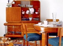 Meble. Wszystkie, które służą wygodzie (stoły, krzesła, łóżka, szafy, biurka itp.), a także sprzęty o charakterze zdecydowanie reprezentacyjnym, jak barki czy kabinety (bogato zdobione meble skrzyniowe, dwuczłonowe, często z odchylaną płytą do pisania, z mnóstwem szufladek i skrytek na biżuterię i dokumenty). 22.12.2008 WARSZAWA SESJA STYLE NZ STYL ART DECO , WNETRZA - POKOJ MEBLE , STYLIZACJA KAROLINA SWIDERSKA DLA CZASOPISMA CZTERY KATY FOT. ARKADIUSZ SCICHOCKI / AGENCJA GAZETA PUBLIKACJA CZTERY KATY NR 3 (209) - 3 2009