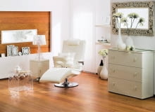 Drzewo z deszczowych lasów Ameryki Południowej i Środkowej, osiągające nawet 30 metrów wysokości. Jatoba często jest nazywana diamentową wiśnią; z dobrze znaną nam wiśnią łączy ją czerwonawy kolor, z diamentem - twardość oraz odporność na niszczenie. <br/> Deska barlinecka, seria Pure Jatoba Titicaca Grande, Barlinek, cena 195 zł netto/m kw.