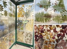 Nostalgia - instalacja artystyczna w Łodzi. Przystanek pełen kwiatowych kompozycji. Proj. Dominika Cebula