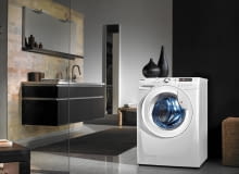 Pralko-suszarki nie są jeszcze zbyt popularne. Tymczasem z ich kupnem wiąże się kilka korzyści: wygoda, bo z bębna wyjmujemy suche już ubrania, oraz oszczędność miejsca w łazience i pieniędzy, bo wydamy mniej niż za osobną pralkę i suszarkę. <BR /> PRALKO-SUSZARKI. Z szybkim programem prania i suszenia VHW 854 ZD, wsad 8 kg/5 kg, zużycie wody 115 l, zużycie prądu 5,44 kWh, wirowanie maks. 1400 obr./min, 2 programy suszenia, 60 x 60 cm, wys. 85 cm, 3499 zł, Hoover