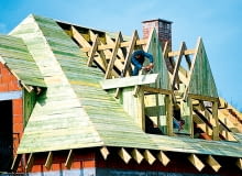 Sztywne poszycie tradycyjnie wykonuje się z zaimpregnowanych desek sosnowych sztywne poszycie, układanie dachu, montaż dachu, budowa dachu