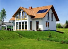 DOM JEDNORODZINNY WYKORZYSTANIE ENERGII SLONECZNEJ KOLEKTOR UMIESZCZONY NA DACHU DOMU FOT. STIEBEL ELTRON es SA_5298M DO JEDNORAZOWEJ PUBLIKACJI PUBLIKACJA LADNY DOM NR 4 (54) - 4.2003 PUBLIKACJA LADNY DOM NR 6 (68) - 6.2004