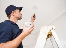 Montaz czujnika dymu na suficie Montaz czujnika dymu na suficie