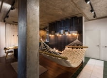 Główne pomieszczenie oparto na otwartym planie. W swobodną przestrzeń wpisano salon, kuchnię, jadalnię i przedpokój. Bardziej prywatne strefy - łazienkę i sypialnię - ukryto za drzwiami. Choć i te wtapiają się w biel ścian, stając się prawie niewidoczne i spójne z całą koncepcją mieszkania. dwupokojowe mieszkanie, małe mieszkanie, apartament, jak urządzić mieszkanie