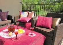 <B>Jak odmienić opatrzoną kanapę albo fotel? Położyć na nich poduszki. Im więcej, tym lepiej, bo efekt będzie bardziej wyrazisty. Na powłoczki nadadzą się resztki wszelkich tkanin - od jednobarwnych płócien po wzorzyste gobeliny, które ożywczo wpłyną na wystrój całego wnętrza.</B> <BR />Poszewka w tiulu - pewnym sposobem na uatrakcyjnienie wyglądu zwyczajnej poduszki jest doszycie do wierzchu drugiej warstwy tkaniny, np. półprzezroczystego tiulu.