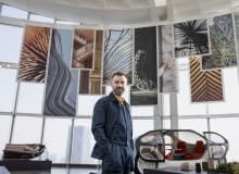 Thomas Heatherwick na tle wystawy „Building Soulfulness” w Tokio