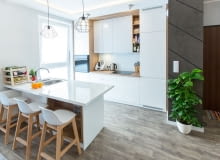 Jasna kolorystyka i zwarta zabudowa dodają kuchni nowoczesnego wyrazu. 65-metrowe mieszkanie w Kielcach