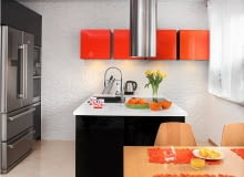 Można w niej umieścić sprzęt AGD, pojemne szafki i szuflady, może też służyć jako miejsce do jedzenia albo do pracy. Odkąd wyspa pojawiła się w naszych kuchniach, pełni coraz więcej funkcji i coraz lepiej wygląda. <BR /> KUCHENNA WYSPA. Wyspa, a właściwie półwysep, gdyż mebel stoi przy ścianie, jest prawdziwym centrum dowodzenia. Tutaj bowiem wykonuje się najważniejsze kuchenne czynności: przygotowanie produktów, gotowanie i zmywanie. W szerokim półwyspie zainstalowano zlewozmywak, a naprzeciwko niego - płytę elektryczną. Mimo początkowych obaw pani domu takie usytuowanie tych urządzeń sprawdza się w codziennym życiu. Jest też spory blat roboczy i pojemne schowki. Punkty świetlne w okapie i pod szafkami wiszącymi zapewniają wystarczająco dobre warunki do pracy. W dzień na blat pada naturalne światło z okna. Szeroki półwysep zajmuje centrum strefy kuchennej. Tę część wnętrza optycznie wyznacza podwieszony sufit (z halogenami i listwami LED) oraz podłoga z polerowanego gresu. Ścianę wyłożono okładziną o fakturze imitującej kamień. Można w niej umieścić sprzęt AGD, pojemne szafki i szuflady, może też służyć jako miejsce do jedzenia albo do pracy. Odkąd wyspa pojawiła się w naszych kuchniach, pełni coraz więcej funkcji i coraz lepiej wygląda. <BR /> KUCHENNA WYSPA. Wyspa, a właściwie półwysep, gdyż mebel stoi przy ścianie, jest prawdziwym centrum dowodzenia. Tutaj bowiem wykonuje się najważniejsze kuchenne czynności: przygotowanie produktów, gotowanie i zmywanie. W szerokim półwyspie zainstalowano zlewozmywak, a naprzeciwko niego - płytę elektryczną. Mimo początkowych obaw pani domu takie usytuowanie tych urządzeń sprawdza się w codziennym życiu. Jest też spory blat roboczy i pojemne schowki. Punkty świetlne w okapie i pod szafkami wiszącymi zapewniają wystarczająco dobre warunki do pracy. W dzień na blat pada naturalne światło z okna. Szeroki półwysep zajmuje centrum strefy kuchennej. Tę część wnętrza optycznie wyznacza podwieszony sufit (z halogenami i listwami LED) oraz podłoga z polerowanego gresu. Ścianę wyłożono okładziną o fakturze imitującej kamień.