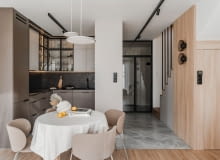 Kuchnia połączona z częścią  dzienną daje wrażenie większej przestrzeni. „Wciągnięta” kolorystycznie do aranżacji salonu współtworzy spójny, uporządkowany wystrój całości.