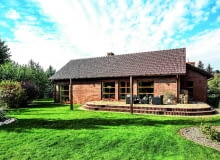 Dach dwuspadowy, nazywany też dwupołaciowym, szczytowym lub siodłowym to dach o dwóch przeciwległych połaciach połączonych w kalenicy Dach dwuspadowy, nazywany też dwupołaciowym, szczytowym lub siodłowym to dach o dwóch przeciwległych połaciach połączonych w kalenicy