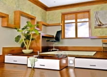 <B>Najczęstszą bolączką w mieszkaniu bywa niedostatek miejsca - nie tylko na to, co przez lata gromadzimy, ale niekiedy również na niezbędne meble lub wymarzone sprzęty. A przecież czasem wystarczy jeden odbiegający od stereotypu pomysł, który nie tylko pozwoli uporać się z problemem przechowywania, ale może także okazać się oryginalnym rozwiązaniem architektonicznym, urozmaicającym wystrój pomieszczenia. Prezentujemy wizualizacje kilku takich nietypowych projektów, które pozwoliły lepiej zagospodarować przestrzeń mieszkania.</B> <BR >Pojemne skrytki pod podłogą. Podest spotykamy w naszych mieszkaniach dość rzadko (prze-szkodą bywa chociażby wysokość pomieszczenia, które musi mieć co najmniej 2,5 m), a jest to przecież rozwiązanie znakomicie wyodrębniające strefy i wizualnie porządkujące wnętrze. W dodatku przestrzeń pod podwyższoną podłogą można wykorzystać jako nietypowo położoną szafkę. Pojemne szuflady ukryto w podeście, na którym urządzone zostało miejsce do pracy. Fronty szuflad, jeśli wykończymy je materiałem takim samym jak podest i podłogę, staną się niemal niewidoczne. My proponujemy fronty wyraźnie kontrastujące, co podkreślono jeszcze, montując między szufladami oświetlenie. Takie świetlne zaznaczenie granicy podestu jest potrzebne przede wszystkim ze względu na bezpieczeństwo (zwróci uwagę na podwyższenie), dodatkowo dzięki niemu powstaną ciekawe efekty w postaci jasnych refleksów na ciemnej podłodze. <B>Najczęstszą bolączką w mieszkaniu bywa niedostatek miejsca - nie tylko na to, co przez lata gromadzimy, ale niekiedy również na niezbędne meble lub wymarzone sprzęty. A przecież czasem wystarczy jeden odbiegający od stereotypu pomysł, który nie tylko pozwoli uporać się z problemem przechowywania, ale może także okazać się oryginalnym rozwiązaniem architektonicznym, urozmaicającym wystrój pomieszczenia. Prezentujemy wizualizacje kilku takich nietypowych projektów, które pozwoliły lepiej zagospodarować przestrzeń mieszkania.</B> <BR >Pojemne skrytki pod podłogą. Podest spotykamy w naszych mieszkaniach dość rzadko (prze-szkodą bywa chociażby wysokość pomieszczenia, które musi mieć co najmniej 2,5 m), a jest to przecież rozwiązanie znakomicie wyodrębniające strefy i wizualnie porządkujące wnętrze. W dodatku przestrzeń pod podwyższoną podłogą można wykorzystać jako nietypowo położoną szafkę. Pojemne szuflady ukryto w podeście, na którym urządzone zostało miejsce do pracy. Fronty szuflad, jeśli wykończymy je materiałem takim samym jak podest i podłogę, staną się niemal niewidoczne. My proponujemy fronty wyraźnie kontrastujące, co podkreślono jeszcze, montując między szufladami oświetlenie. Takie świetlne zaznaczenie granicy podestu jest potrzebne przede wszystkim ze względu na bezpieczeństwo (zwróci uwagę na podwyższenie), dodatkowo dzięki niemu powstaną ciekawe efekty w postaci jasnych refleksów na ciemnej podłodze.