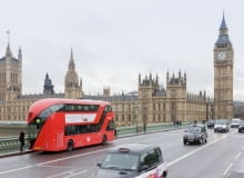Na ulicach Londynu można zobaczyć niezwykły pojazd. To prototyp unowocześnionego Routemastera - symbolu brytyjskiej stolicy. Przeróbki ikony dokonali projektanci z Heatherwick Studio. Sądzicie, że się przyjmie? Nowy londyński autobus, Proj. Heatherwick Studio
