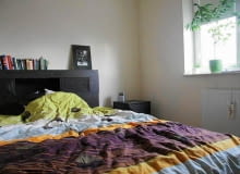 <B>Dopóki gospodarz był singlem, niewykończona sypialnia w zupełności mu wystarczała. Ale gdy w domu pojawiła się kobieta, również w tym pomieszczeniu musiała dokonać się rewolucja. Zobaczcie jej efekty.</B> <BR />PRZED ZMIANĄ. Gospodarzowi nie zależało na dekoracyjnym wyglądzie sypialni. Zadbał tylko o niezbędne meble: wygodne łóżko ze schowkami w zagłówku, szafkę nocną i fotel. <B>Dopóki gospodarz był singlem, niewykończona sypialnia w zupełności mu wystarczała. Ale gdy w domu pojawiła się kobieta, również w tym pomieszczeniu musiała dokonać się rewolucja. Zobaczcie jej efekty.</B> <BR />PRZED ZMIANĄ. Gospodarzowi nie zależało na dekoracyjnym wyglądzie sypialni. Zadbał tylko o niezbędne meble: wygodne łóżko ze schowkami w zagłówku, szafkę nocną i fotel.