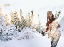 Do ręcznego odśnieżania wybierajmy lekkie narzędzia o regulowanych trzonkach, które ułatwią nam i skrócą pracę.