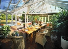 Dach oranżerii powinien mieć nachylenie minimum 10-15°, żeby zsuwał się po nim śnieg Domestic conservatory, interior view