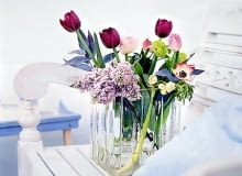 Bukiet z popularnych ogrodowych kwiatów: bzu, tulipanów i anemonów. ONE TIME USE ONLY DO JEDNOKROTNEGO WYKORZYSTANIA ROSLINY KOMPOZYCJE KWIATY BEZ TULIPAN FOT. BIURO KWIATOWE HOLANDIA PUBLIKACJA CZTERY KATY NR 5 (151) - 5.2004