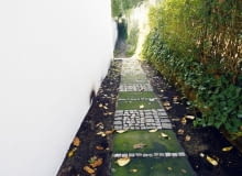 Ścieżka z płyt piaskowca i kostki granitowej. Jeżeli piaskowiec nie zostanie oczyszczony, wkrótce zacznie się kruszyć. Ścieżka z płyt piaskowca i kostki granitowej. Jeżeli piaskowiec nie zostanie oczyszczony, wkrótce zacznie się kruszyć.