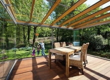 Ogrody zimowe to sposób na przedłużenie sezonu ogrodowego - otwierają wnętrza na przestrzeń, a można w nich przebywać nawet wtedy, gdy wokół domu szaleje śnieżyca ogród zimowy