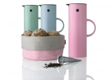 <B>Produkty Steltona zachwycają prostotą, ale są też szalenie funkcjonalne. Ta duńska firma może poszczycić się długą tradycją i ogromnym doświadczeniem. Pół wieku temu założyli ją koledzy z wojska - Niels Stellan Hom i Carton Madelaire. W obecnym sezonie letnim kolekcja Stelton obfituje w świeże pastelowe barwy - róż, błękit, miętę.</B> <BR />Termos Vacuum Jug - 265 zł.