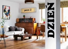 LUDZIE Z PASJĄ. Podświetlona tablica wskazywała kiedyś drogę podróżnym na peron 2. Dworca Centralnego w Warszawie (Justyna i Maciek kupili ją na licytacji). Kredens i wazon z kaszubskim wzorem to prezenty od dziadków. Stolik kawowy gospodarz zrobił osobiście z belek stropowych pozostałych po budowie domu. OLYMPUS DIGITAL CAMERA