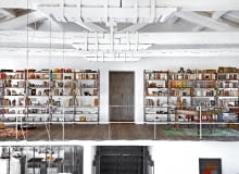 Biblioteka i gabinet na antresoli nad wejściem to najbardziej kolorowa część domu. Podłogę ułożono z desek różnych długości. Masywne belkowanie spięte klamrami podkreśla industrialny charakter wnętrza. Biblioteka i gabinet na antresoli nad wejściem to najbardziej kolorowa część domu. Podłogę ułożono z desek różnych długości. Masywne belkowanie spięte klamrami podkreśla industrialny charakter wnętrza.