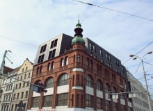 Nadbudowa kamienicy na rogu Ruskiej i Kazimierza Wielkiego we Wrocławiu Kontrowersyjna modernizacja zabytkowej kamienicy pochodzącej z końca XIX. Strzelista wieża kamienicy została otoczona szarą, dwupiętrową nadbudową. - To zestawienie dwóch epok po prostu nie wyszło - czytamy na bryla.pl Nadbudowa kamienicy na rogu Ruskiej i Kazimierza Wielkiego we Wrocławiu