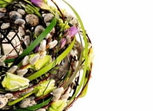 WIENIEC Z BAZAMI I KWIATAMI Jego podstawę stanowi kolista konstrukcja z drutu, pomiędzy który wpleciono bazie, tulipany, frezje, trzcinę, trawę i doklejono sztuczne jajka. WIENIEC Z BAZAMI I KWIATAMI Jego podstawę stanowi kolista konstrukcja z drutu, pomiędzy który wpleciono bazie, tulipany, frezje, trzcinę, trawę i doklejono sztuczne jajka.