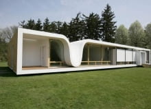 American House 08, czyli dom z prefabrykatu Williama Massie - niby zwyczajna kostka, ale ze spływającym dachem niemcy, japonia, ekologia, architektura kontenerowa, usa, prefabrykat, zrównoważone budownictwo, dom jednorodzinny