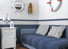 Stylistka stworzyła w pokoju ośmiolatka klimat kojarzący się z żeglarstwem. Pomysł na tę aranżację zrodził się z marzeń chłopca o morskich podróżach i zdobywaniu nieznanych lądów. Michał, odrabiając lekcje, czuje się teraz jak prawdziwy odkrywca.