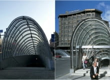 Zejście do podziemnego przejścia w Białymstoku, obok zejście do metra w Bilbao Zejście do podziemnego przejścia w Białymstoku, obok zejście do metra w Bilbao