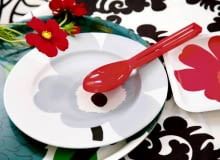 Projekty firmy Marimekko, które pojawiły się na początku lat pięćdziesiątych w Finlandii, były jak eksplozja optymizmu w smutnej powojennej rzeczywistości tego kraju. Nic więc dziwnego, że tak je pokochano. 28.07.2008 WARSZAWA SESJA KOLOR WZOR , DEKORACJE NZ POKOJ DZIENNY ; NACZYNIA TALERZ STYLIZACJA JOANNA PLACHECKA DLA CZASOPISMA CZTERY KATY FOT. ARKADIUSZ SCICHOCKI / AGENCJA GAZETA PUBLIKACJA CZTERY KATY NR 11 (205) - 11 2008