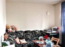 POKÓJ PRZED ZMIANĄ. Na rozkładanej narożnej kanapie spały razem mama i córka. Obok przy małym biurku Magda odrabiała lekcje. Stolik kawowy przy kanapie służył również jako stół jadalny. POKÓJ PRZED ZMIANĄ. Na rozkładanej narożnej kanapie spały razem mama i córka. Obok przy małym biurku Magda odrabiała lekcje. Stolik kawowy przy kanapie służył również jako stół jadalny.