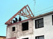 Wiązary przygotowane w wytwórni, po przywiezieniu na budowę ustawia się na ścianach zewnętrznych jeden obok drugiego (co 80-150 cm) i łączy w jedną konstrukcję rozbudowa domu, więźba dachowa