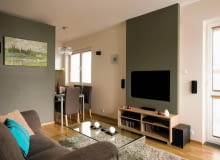 Niewielkie mieszkanie pani Renaty miało być kobiece, ale nie przesłodzone; nowoczesne, ale nie chłodne; przytulne, ale bez nadmiaru dodatków i dekoracji. Zdaniem projektantki wnętrze przypomina teraz puzderko - pełne uroku, choć bez biżuterii. Nie oszałamia ozdobami, ale nie pozostawia też obojętnym. <BR /> MIESZKANIE. Stonowane barwy: zgaszona zieleń, szarości, biel współgrają z jasnym odcieniem drewna. Tę spokojną kolorystykę ożywiają nieliczne turkusowe akcenty. Za panelem z telewizorem zamontowano lampki ledowe, których światło tworzy wieczorem miły nastrój.