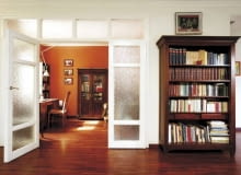 Do przestronnego gabinetu wchodzi się z salonu przez szerokie przeszklone drzwi.