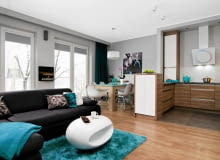 JADALNIA. Stół został przesłonięty od strony kuchni częścią zabudowy. Jednocześnie jej blat w tym miejscu pełni funkcję bufetu, na którym czekają naczynia i kolejne dania, zanim trafią do biesiadników. Krzesła, choć plastikowe, są bardzo wygodne i dobrze wyprofilowane. Nic dziwnego, że domownicy lubią długie Polaków rozmowy przy stole. OLYMPUS DIGITAL CAMERA