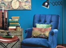 Jeśli literackie podróże to twój żywioł, nie przewracaj strony. Zależnie od tego, jaki kierunek wojaży najchętniej wybierasz, możesz lekko modyfikować zaproponowany przez nas wystrój. My wybraliśmy styl kolonialny. Podkreślą go ciemne, intensywne kolory, stare skrzynie, ręcznie tkane makaty i skórzane elementy. Nieodzownym elementem jest mapa i ewentualnie rzeźba z dalekiego lądu. NA ZDJĘCIU: MEBLE: skrzynia 750 zł Gdel & friends stołek 450 zł Sharda Home DODATKI: dywany od 149 zł/szt., świeczniki 79,99 i 99,99 zł, świece 7,99 zł/20 szt. IKEA lampa 199 zł Meble Vox metalowe pudełko 54 zł Belbazaar koszyk 110 zł Neptunea Gifts & Silver poduszka w zielone wzory 49 zł home&you poduszka podłużna 139 zł BoConcept filiżanka 129 zł Reset mapa 550 zł Sharda Home ŚCIANa: farba z mieszalnika Q2.50.36 81 zł/5 l Dulux fotel