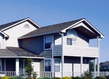 Siding na całej elewacji domu. Różnorodność elementów pozwala bez problemu wykańczać różne detale