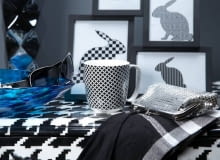 Słynny wzór Coco Chanel od pół wieku zdobi kobiece stroje. Jego potencjał dostrzegli również współcześni projektanci wnętrz. I w charakterystyczną kurzą stopkę ubrali niemal wszystkie domowe przedmioty - zarówno drobiazgi, jak i klasyczne meble. 10.12.2009 WARSZAWA , DOMOTEKA , SESJA WNETRZA ( KOLOR I WZOR - TEMAT CHANEL DLA PISMA " CZTERY KATY " ) ,