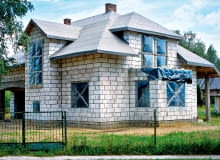 Nie wystarczy zabezpieczyć dom w budowie przed opadami - warto też go ubezpieczyć