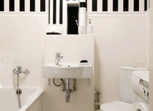 <B>Ciasna łazienka nie musi dzisiaj oznaczać niefunkcjonalnego pomieszczenia, w którym trudno zmieścić niezbędne urządzenia sanitarne i niewygodnie z nich korzystać. Nie wierzycie? To obejrzyjcie te dwa wnętrza.</B> <BR />W tej mikroskopijnej łazience udało się zmieścić nie tylko wszystkie niezbędne urządzenia, ale także i pralkę. A to dzięki temu, że sedes został zainstalowany w narożniku. Jego skośne ustawienie nie przeszkadza w wygodnym z niego korzystaniu. tej mikroskopijnej łazience udało się zmieścić nie tylko wszystkie niezbędne urządzenia, ale także i pralkę. A to dzięki temu, że sedes został zainstalowany w narożniku. Jego skośne ustawienie nie przeszkadza w wygodnym z niego korzystaniu.