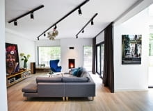 W salonie panuje porządek kolorystyczny. Na tle jasnej podłogi z bielonego dębu (kilka razy wybarwianego zanim osiagnięto pożądany efekt) duża wygodna sofa Blues Day (mti-furninova.pl). Bez problemu mieści całą rodzinę, która od wylegiwania się przed telewizorem woli wspólne słuchanie muzyki. W salonie panuje porządek kolorystyczny. Na tle jasnej podłogi z bielonego dębu (kilka razy wybarwianego zanim osiagnięto pożądany efekt) duża wygodna sofa Blues Day (mti-furninova.pl). Bez problemu mieści całą rodzinę, która od wylegiwania się przed telewizorem woli wspólne słuchanie muzyki.