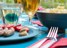 Przyjęcia na świeżym powietrzu, np. przy grillu, nie wymagają formalnej zastawy. Kolorowe talerze są tu jak najbardziej na miejscu. Możemy także wykorzystać plastikowe naczynia. Jednak dla wygody gości lepiej ich unikać, a w szczególności plastikowych sztućców. Przy gorących posiłkach mogą się odkształcać, do tego są nieeleganckie. zastawa stołowa, nakrycie stołu, przyjęcia