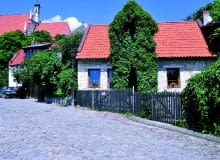 Dom pana Piotra stoi niedaleko rynku. W tle widać dach kazimierskiej fary dom jednorodzinny, Kazimierz, przebudowa