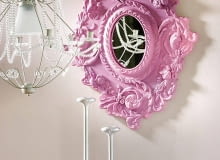 <B>Z prostych listew sztukateryjnych można w krótkim czasie wyczarować niebanalne dekoracje ścian. Takie ozdoby będą pasowały do wnętrz w każdym stylu.</B> <BR />Rozeta sufitowa może z powodzeniem zastąpić tradycyjną ramę lustra - jest równie efektowna, a przy tym lżejsza i łatwiejsza do zamocowania. W rozecie wystarczy wyciąć środek i pomalować ją farbą w wybranym kolorze. Kiedy wyschnie, wkładamy lustro i całość przyklejamy do ściany, używając kleju montażowego. <B>Z prostych listew sztukateryjnych można w krótkim czasie wyczarować niebanalne dekoracje ścian. Takie ozdoby będą pasowały do wnętrz w każdym stylu.</B> <BR />Rozeta sufitowa może z powodzeniem zastąpić tradycyjną ramę lustra - jest równie efektowna, a przy tym lżejsza i łatwiejsza do zamocowania. W rozecie wystarczy wyciąć środek i pomalować ją farbą w wybranym kolorze. Kiedy wyschnie, wkładamy lustro i całość przyklejamy do ściany, używając kleju montażowego.