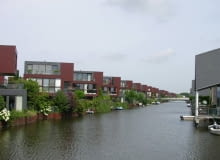 Apartamenty nad wodą nie muszą powstawać tylko w centrum miasta. Na zdjęciu nowa dzielnica mieszkaniowa w holenderskim Almere, fot. citypolska.com